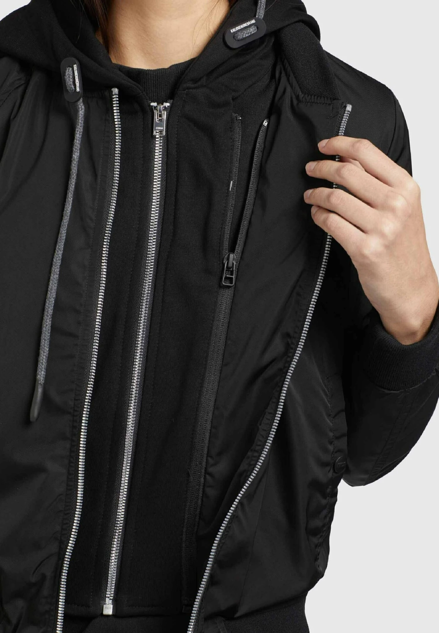 Persee - Chaqueta Fina - Schwarz Khujo Persee - Chaqueta Fina - Schwarz -Khujo 06681e878f9a48568912ec27b9bc06e7 scaled